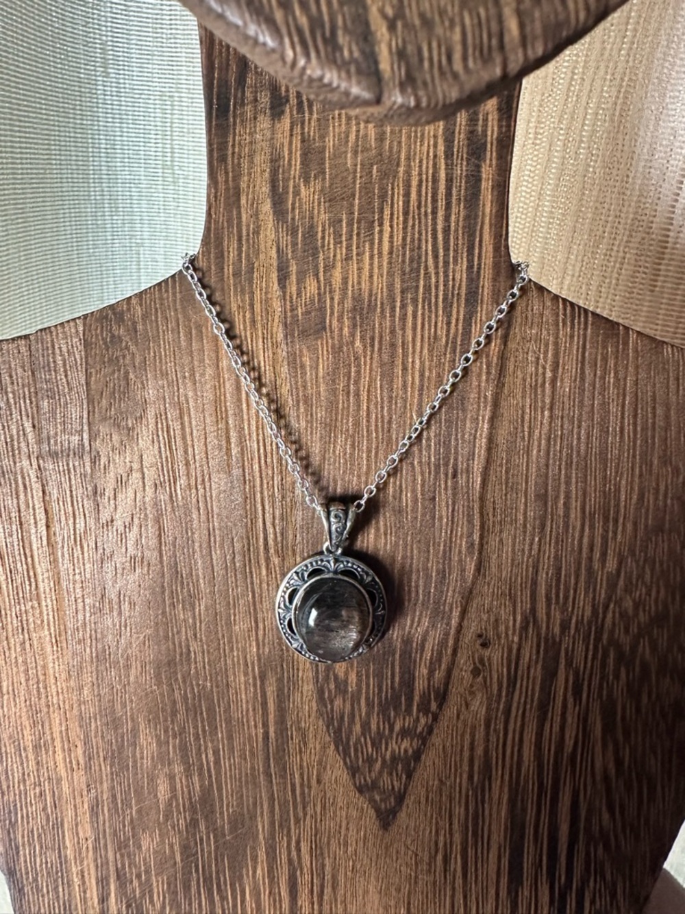 Sunstone and Silver Vintage Style Pendant Necklace on Silver Plated Chain - Picture 9 of 14